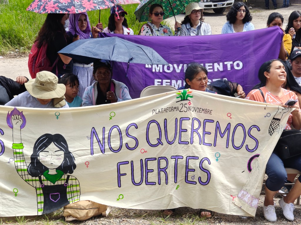 Mujeres organizadas protestan exigiendo justicia frente al juzgado de Siguatepeque. (Foto: Plataforma 25 de Noviembre)