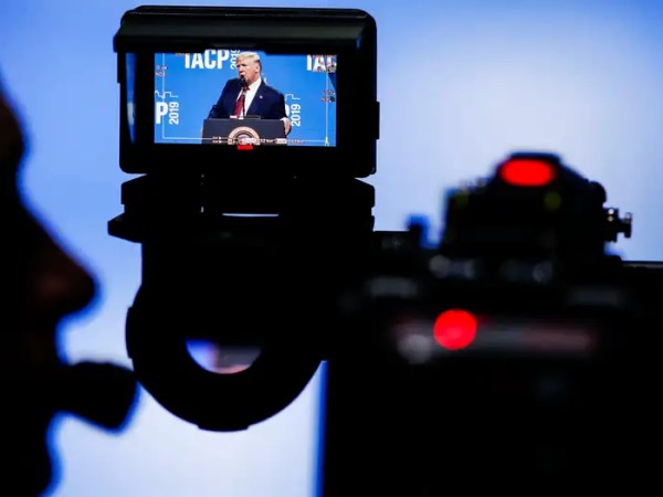 EUA investiga a cadenas de TV por detener cobertura a Trump
