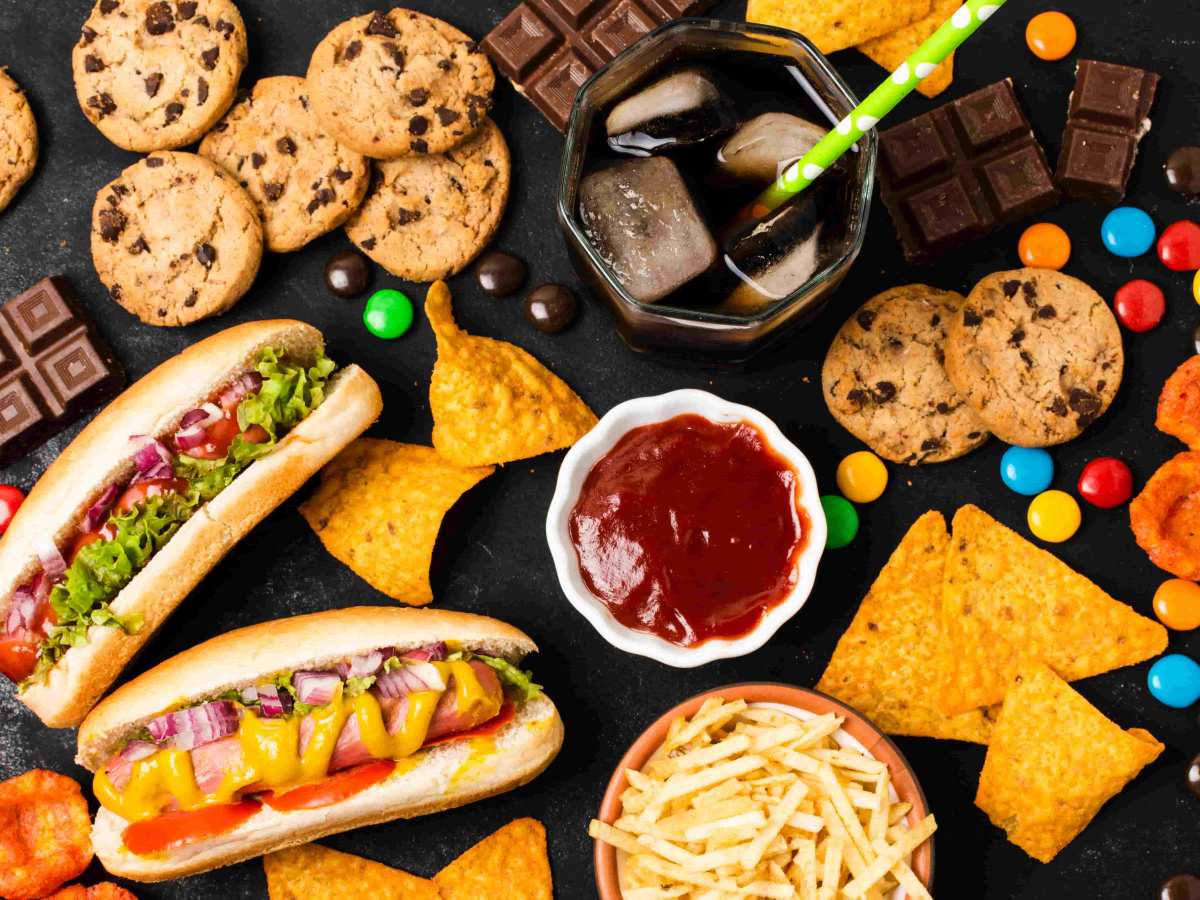 Comer ultraprocesados se asocia con daños cerebrales tempranos